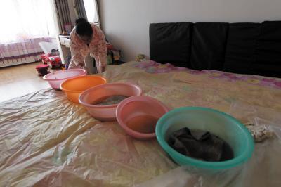 靖江楼上漏水，住户失联，小区没物管，业主维权难！律师来支招……